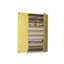 Hoge materiaalkast met lades en planken.