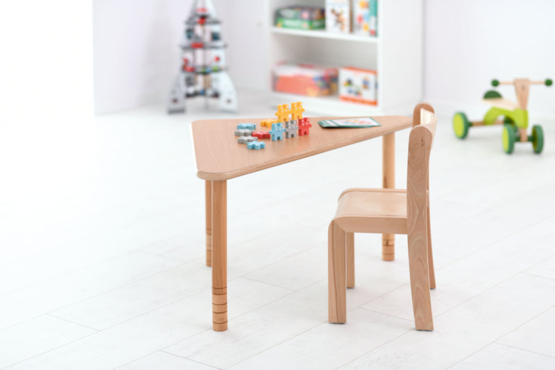 driehoekig Flexi tafel 108x80x80cm beuken in hoogte verstelbaar