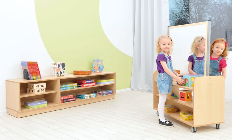 Verplaatsbare S-kast met plank voor hoekjes