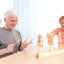 Muziekinstrumenten hout op standaard